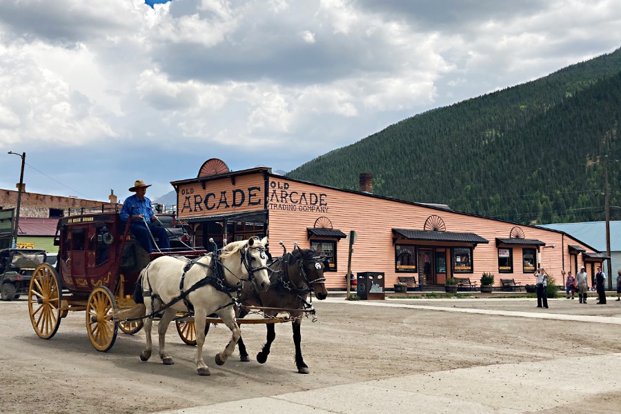 A carriage passing from old arcade