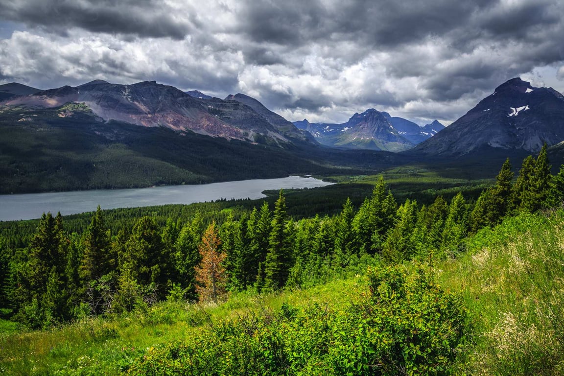 view of lake with mountain in background