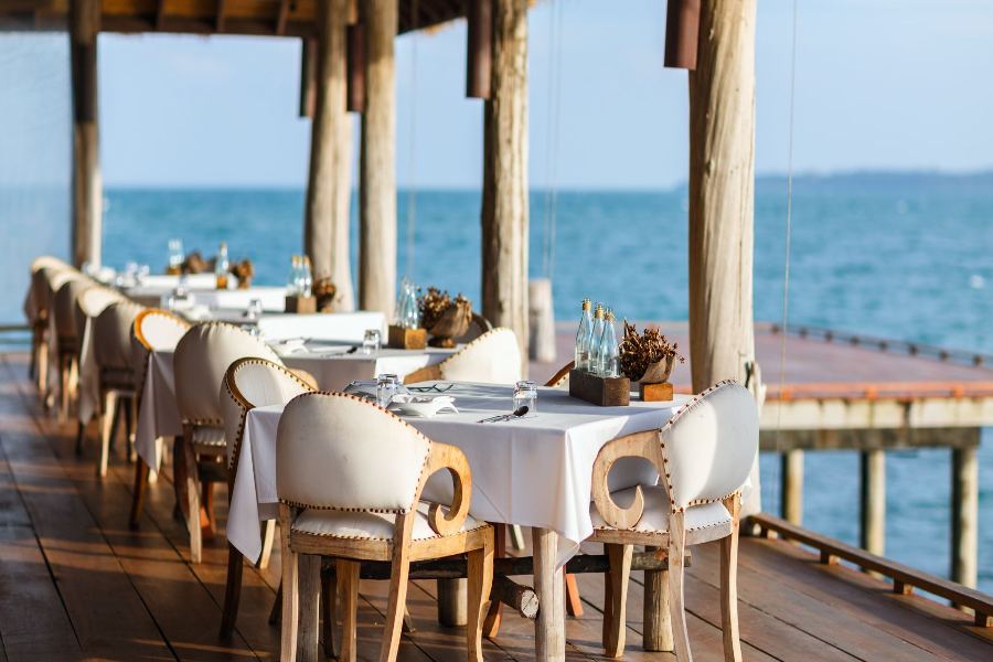 15 Famous Restaurants To Eat In Grand Cayman (2022 Best Eateries)