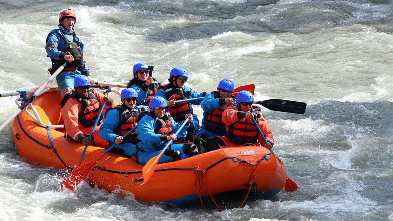 Canyon Wave Whitewater Rafting Tour Image 4