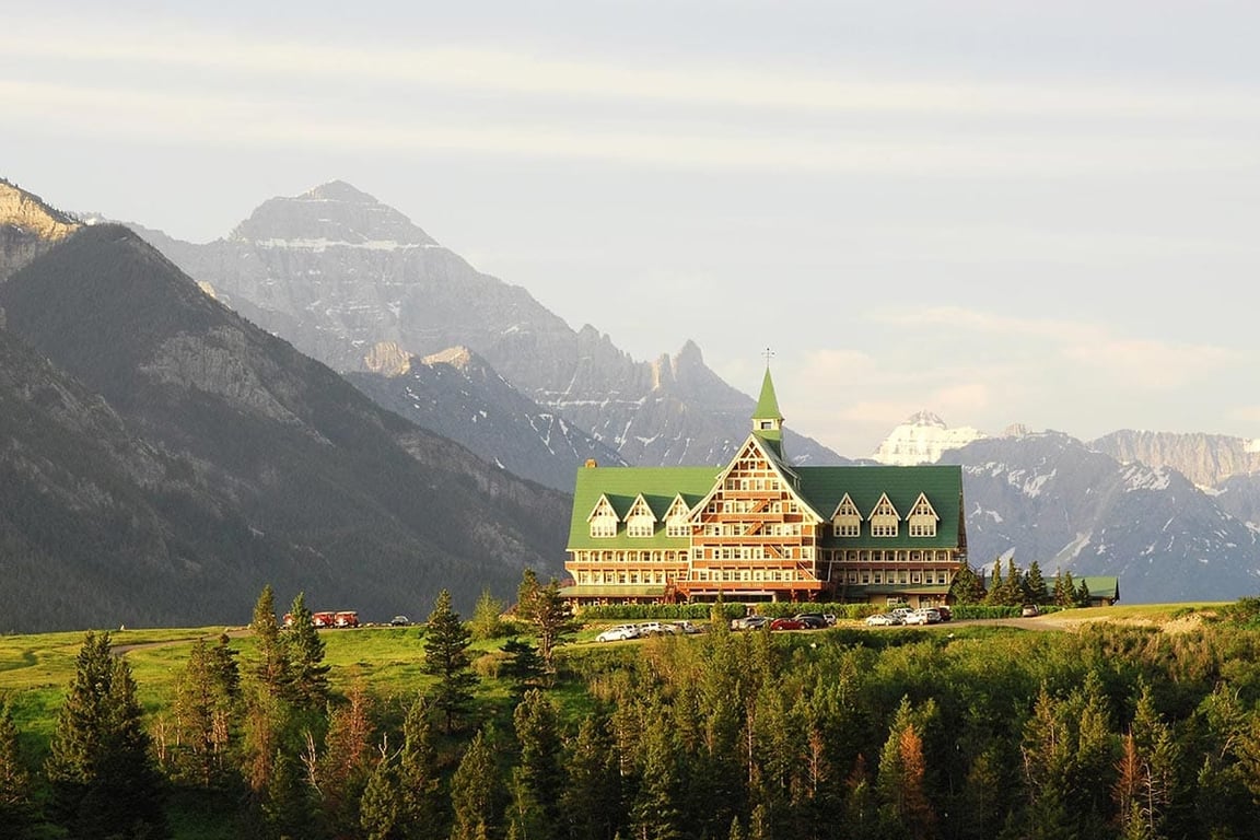 spectacula hotel on bluff with jagged mountains