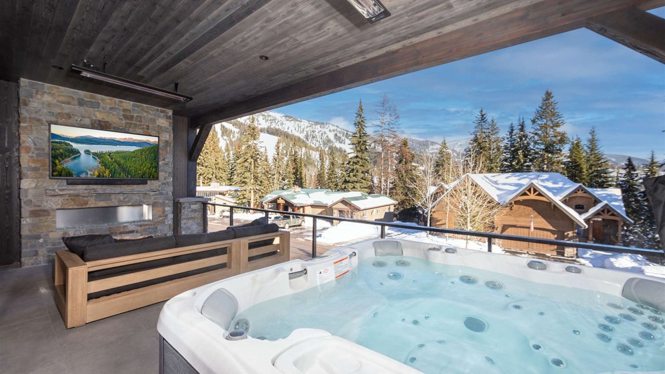 A balcony hot tub overlooking ski runs