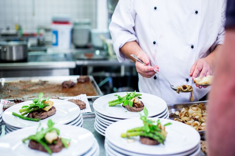 15 Famous Restaurants To Eat In Grand Cayman (2022 Best Eateries)
