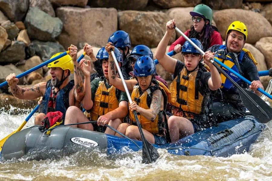    People are enjoying rafting