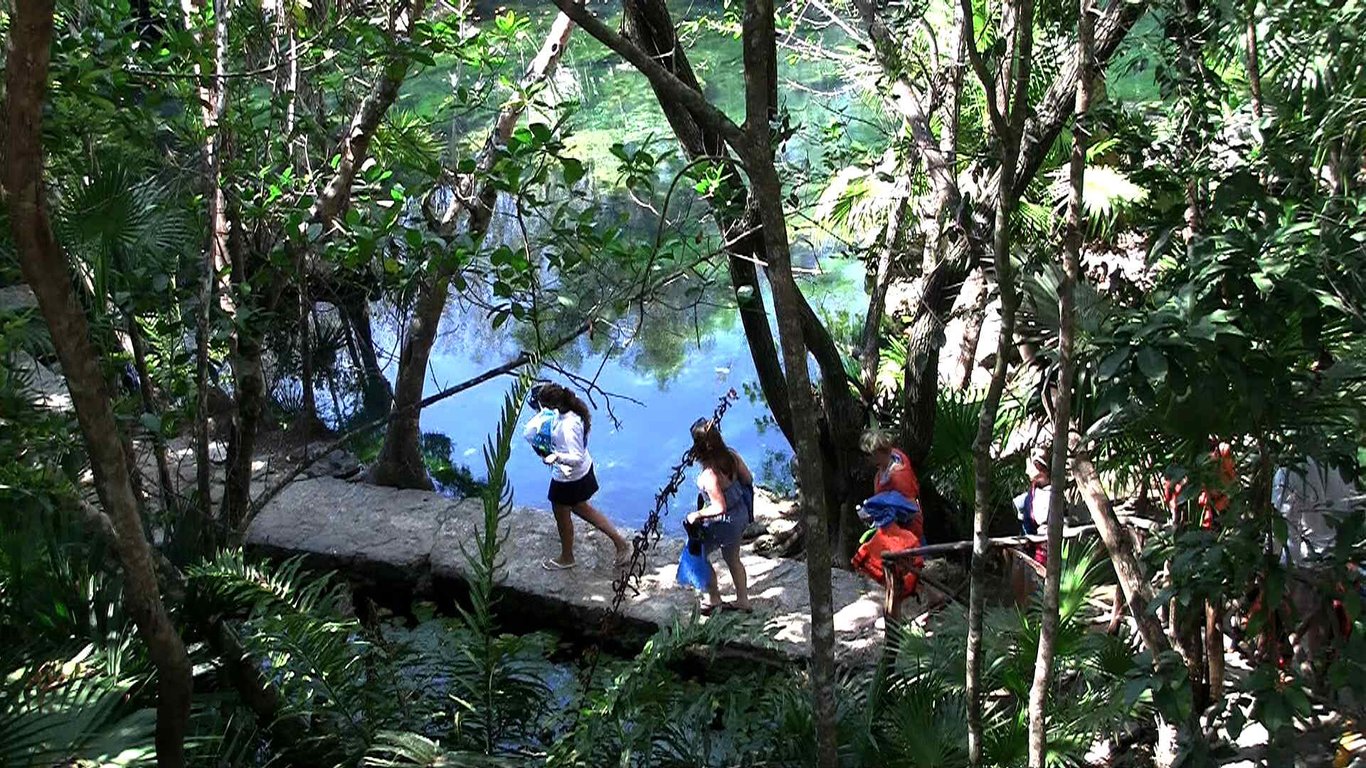 Kayak in Cancun image