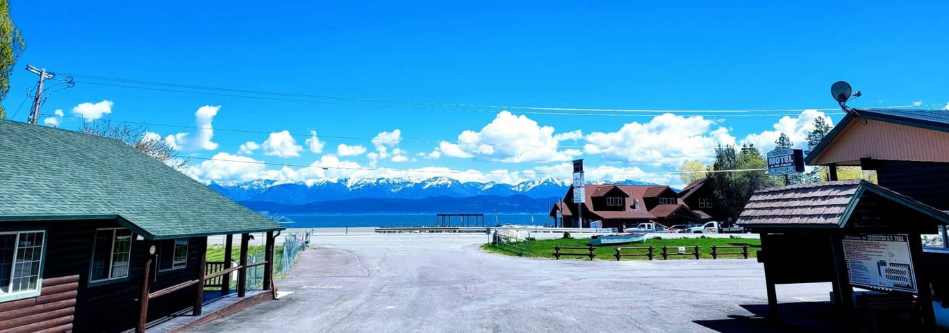 hotel near shore of Flathead Lake with lake in background