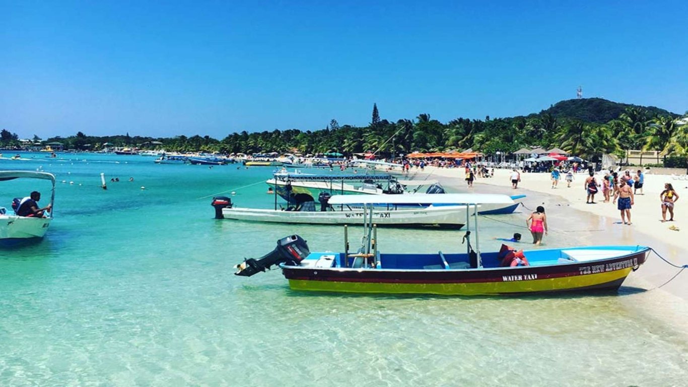 Thumbnail of video about Boat in Roatan